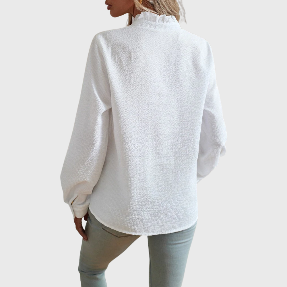 Blouse élégante Agnete de Danoir Paris en tissu bleu, vue de face, avec détails de style sophistiqué.