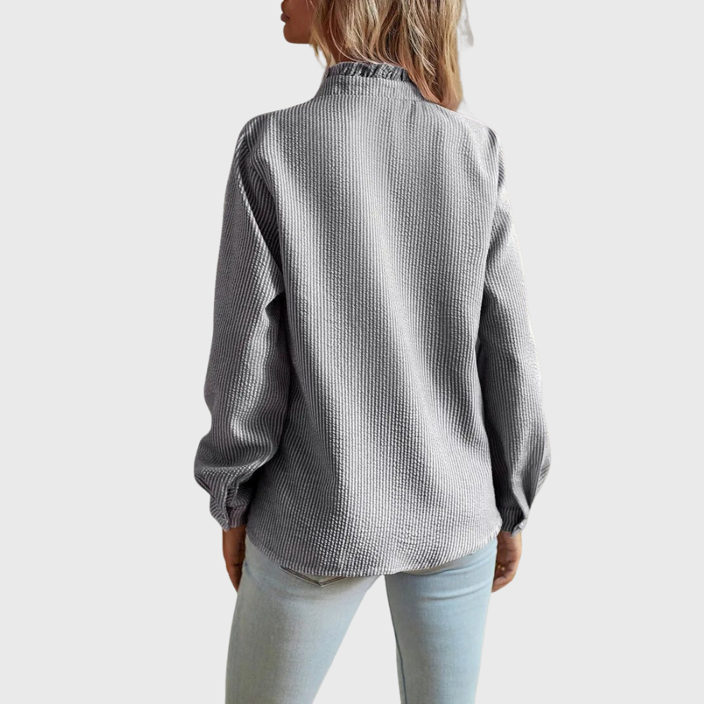 Blouse élégante Agnete de Danoir Paris en tissu bleu, vue de face, détails du col et des manches.