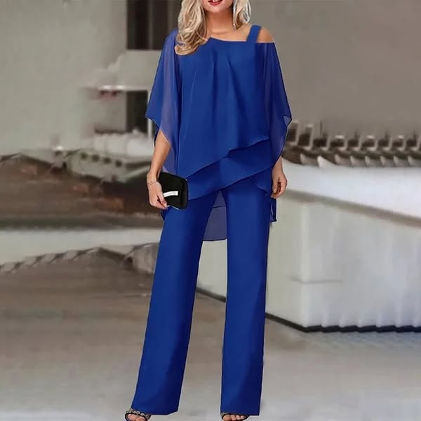 Ensemble élégant et confortable Novi de Danoir Paris, en tissu bleu avec détails sophistiqués, porté sur un mannequin.