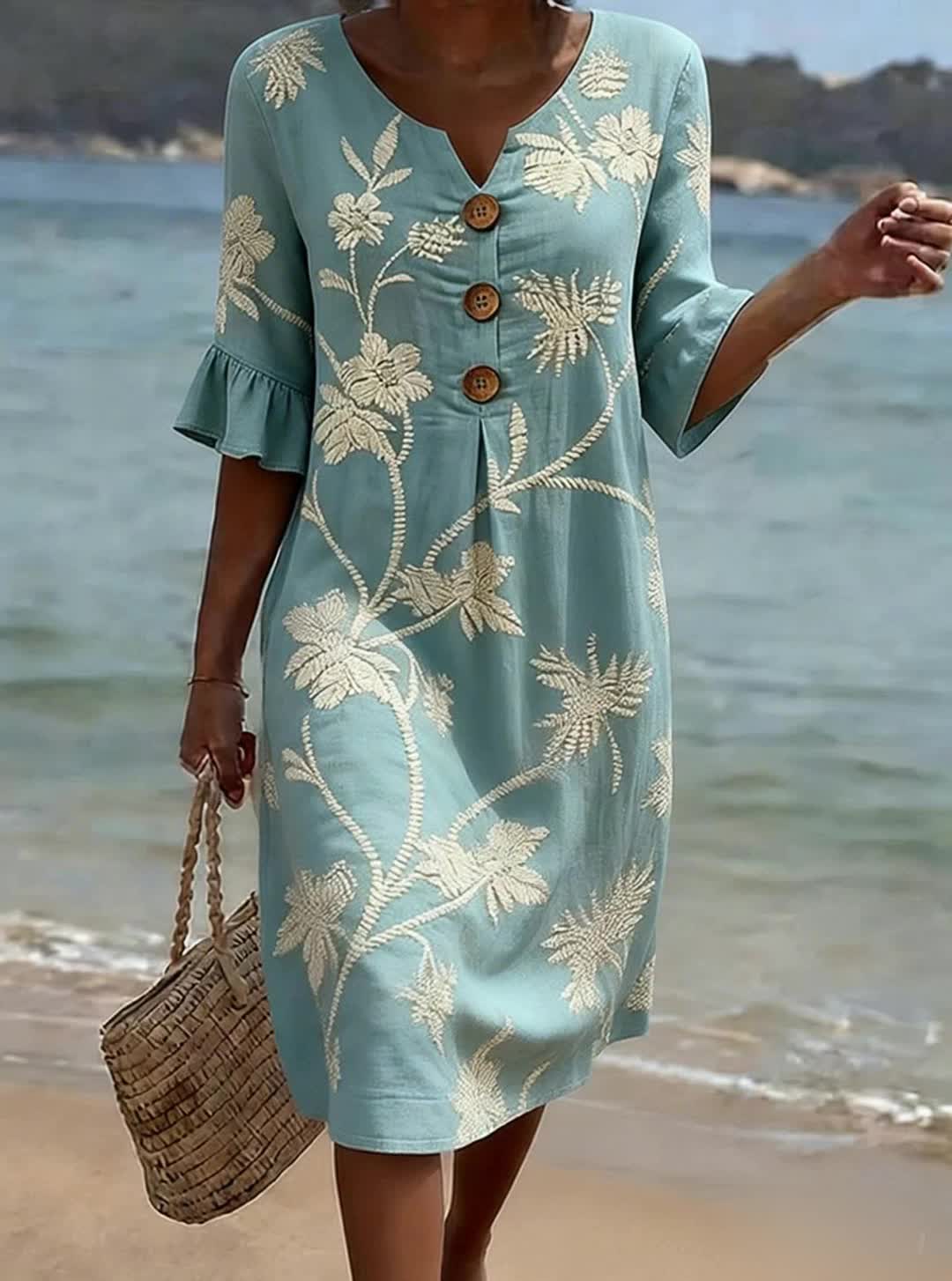 Robe informelle pour femme Danoir Paris avec motif floral, en tissu léger bleu, vue de face sur mannequin.