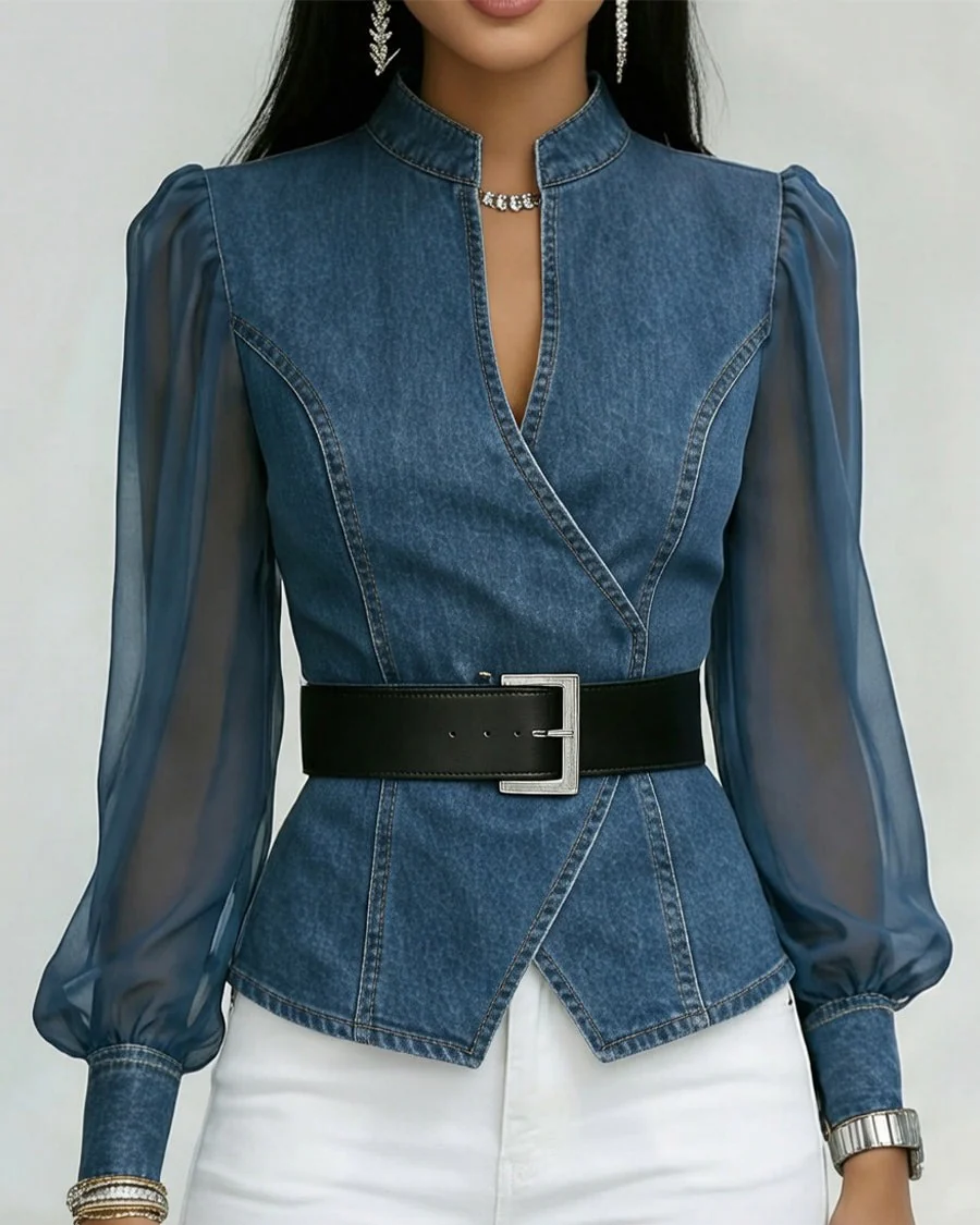 Top en denim Alessia de Danoir Paris avec manches en chiffon léger, coloris azur, porté sur mannequin, détails mode élégants.