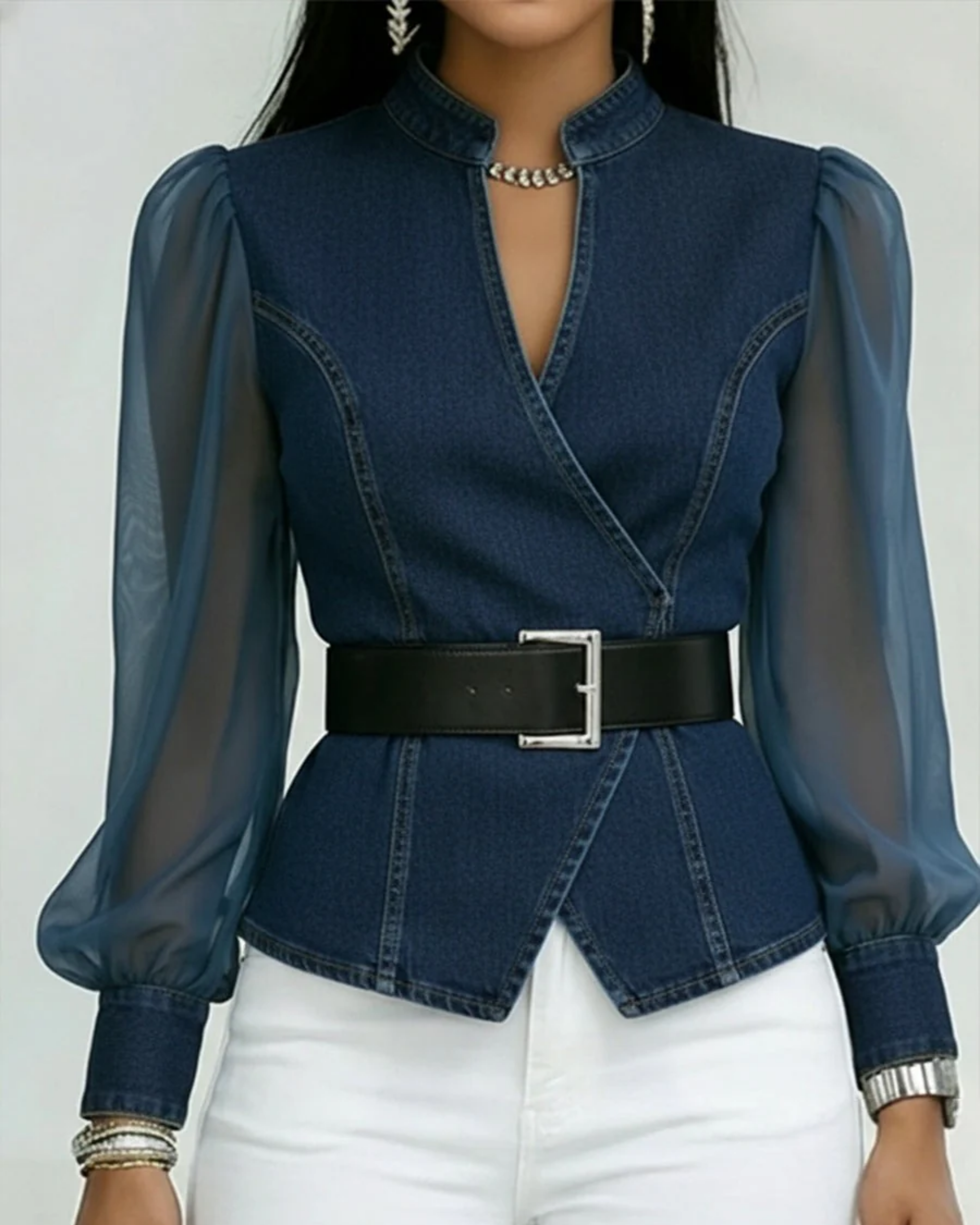Top en denim Alessia de Danoir Paris avec manches en chiffon léger, couleur azur, porté sur un mannequin.