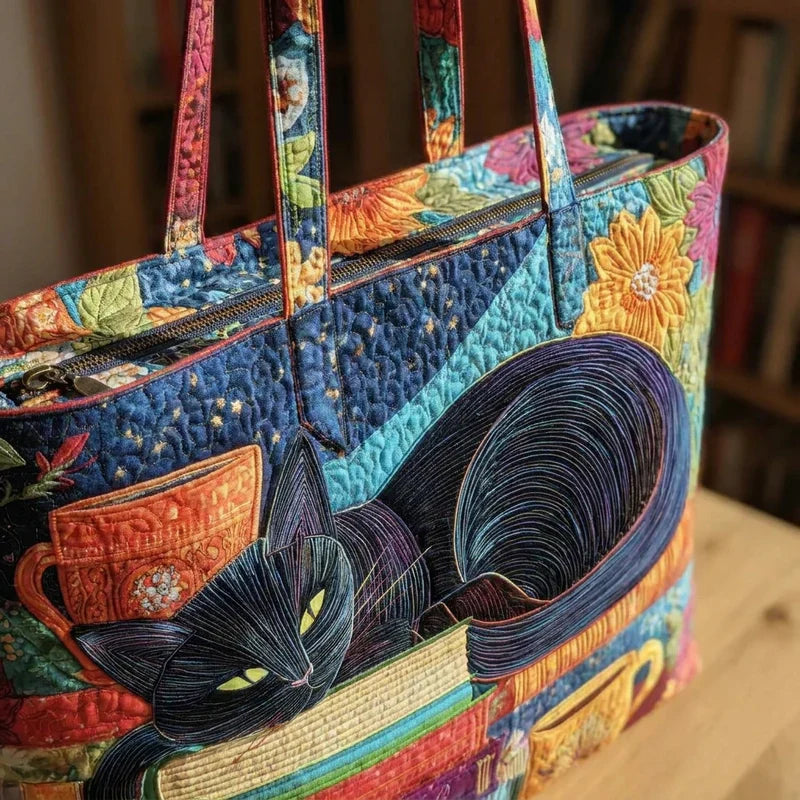 Sac à main artisanal Danoir Paris avec motif d’un chat noir et des livres, en cuir noir, dimensions 38x35 cm.