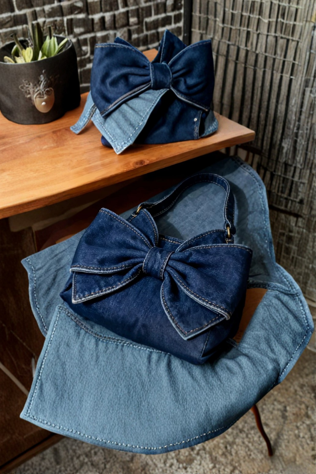Sac à main rétro Anika de Danoir Paris, sac à bandoulière bleu profond avec nœud vintage et style élégant.