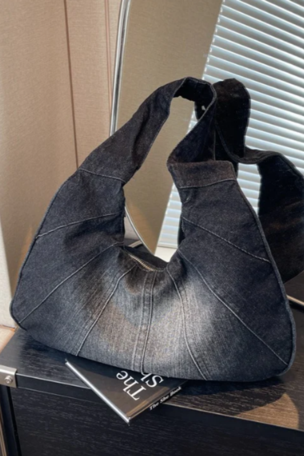 Sac à bandoulière décontracté Danoir Paris en denim bleu, idéal pour un style casual.