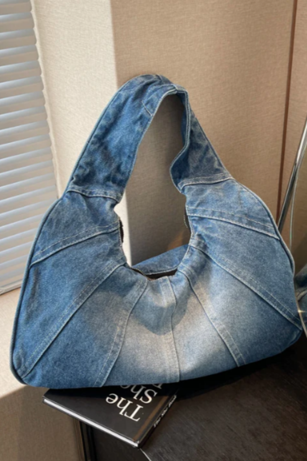 Sac à épaule décontracté Danoir Paris en denim bleu, sac pratique et tendance pour un style casual.