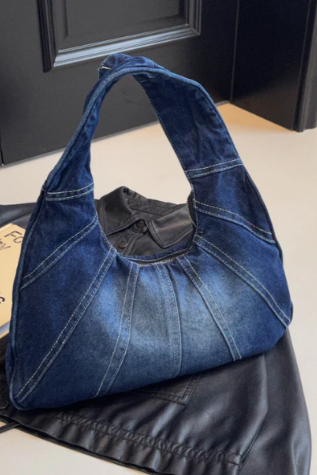 Sac à bandoulière décontracté Danoir Paris en denim bleu, idéal pour un style casual et pratique.