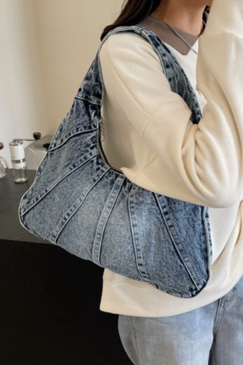 Sac à bandoulière décontracté Danoir Paris en denim bleu, idéal pour un style casual et pratique.