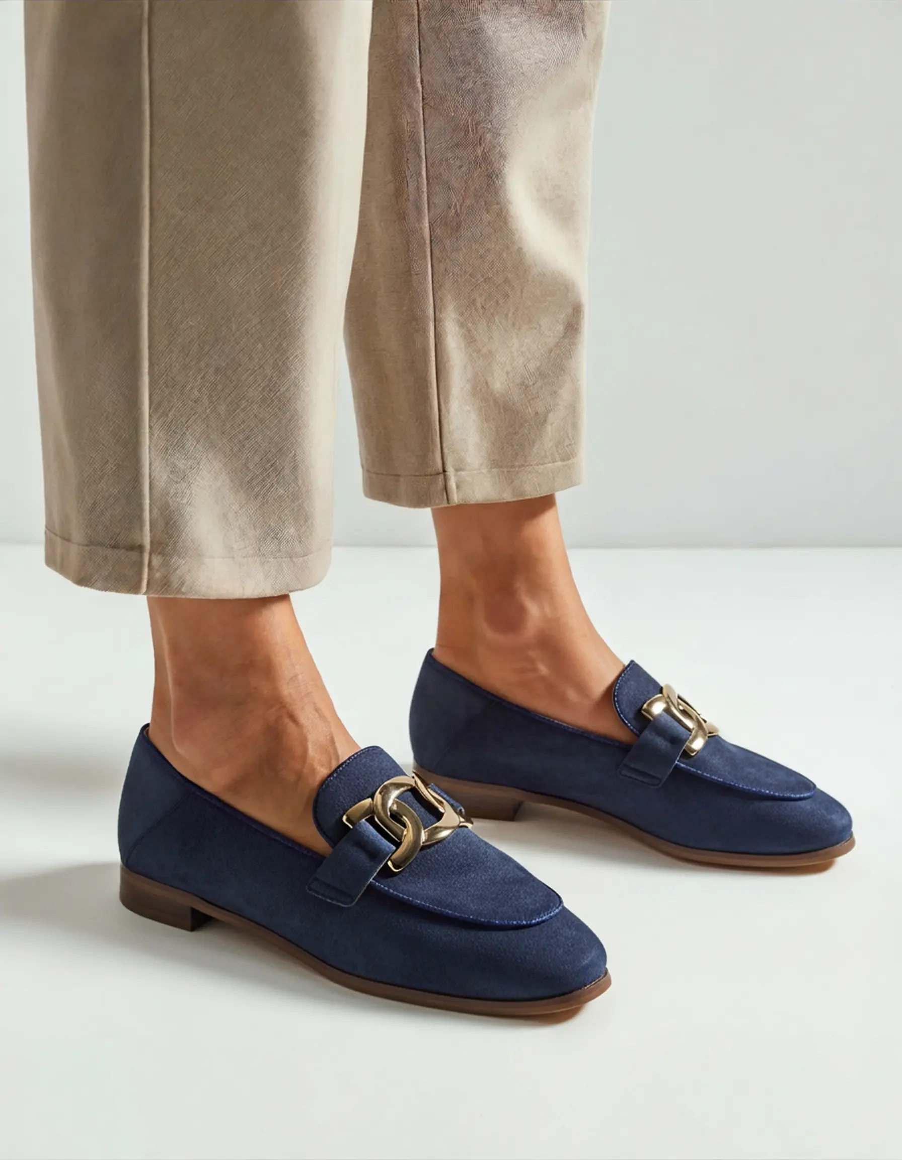 Mocassins Duchess en daim beige Danoir Paris pour femme, vue de face, finition élégante et semelle confortable.