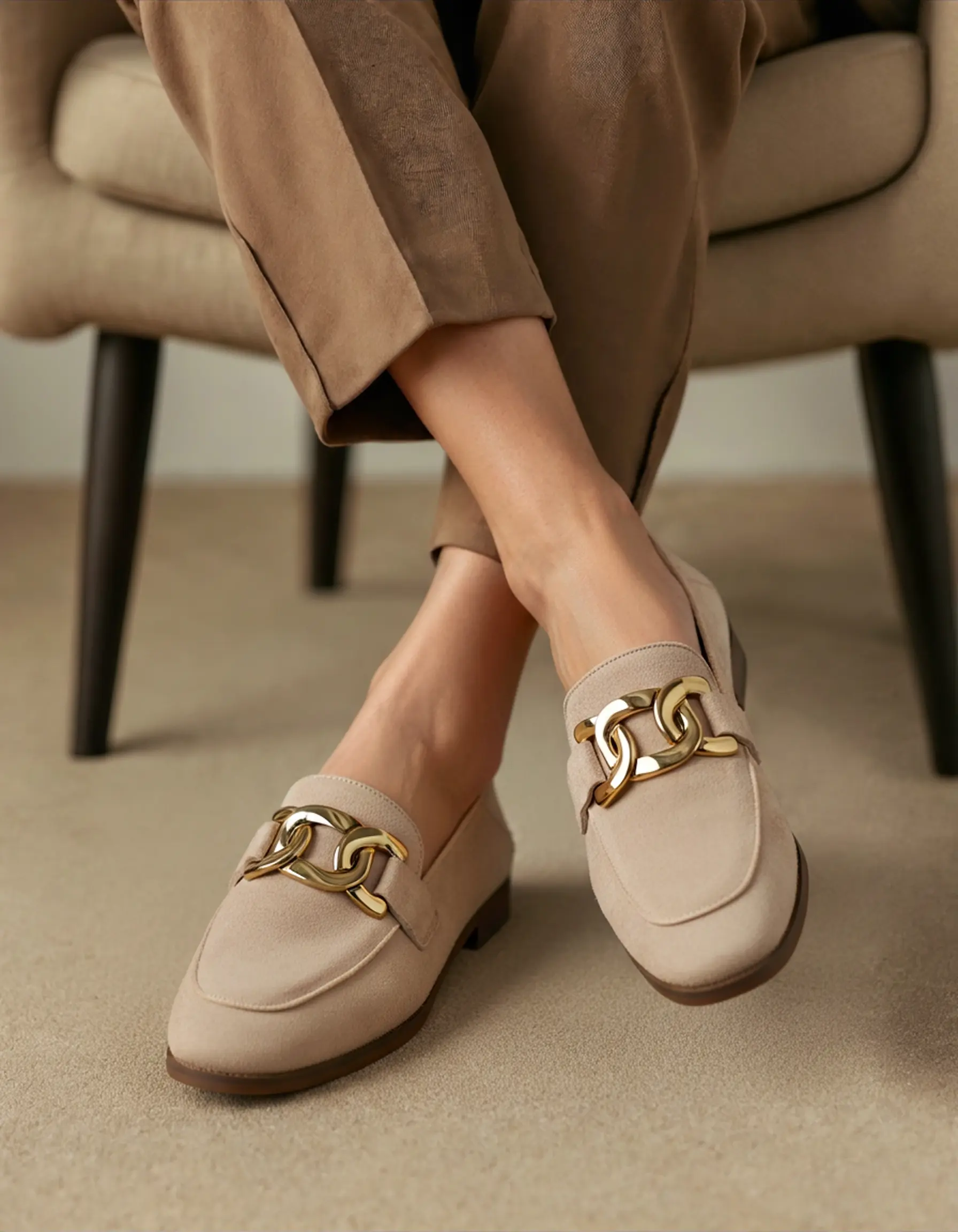 Chaussures loafers Duchess en daim beige de Danoir Paris, élégantes et confortables pour femmes.