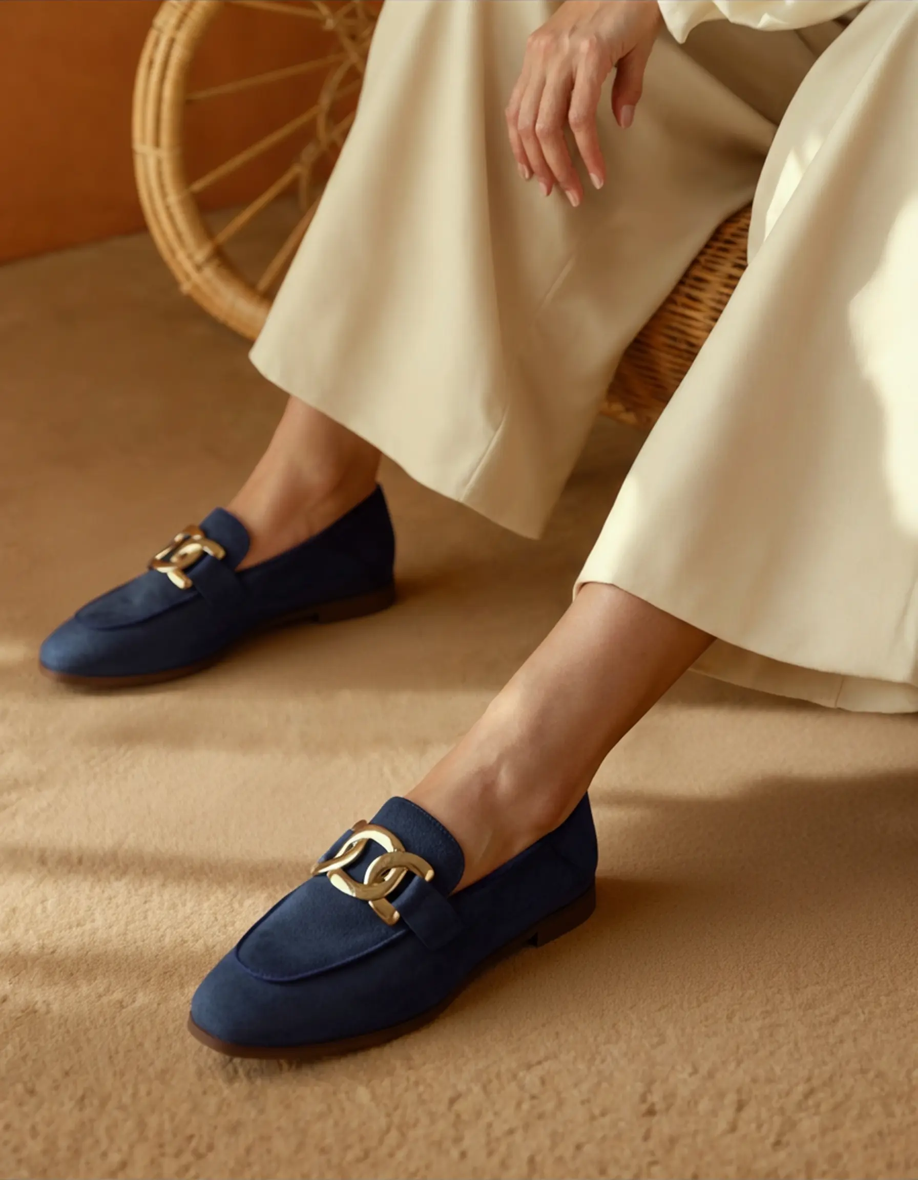 Chaussures mocassins en daim beige Duchess Loafers de Danoir Paris, vue de face, avec semelle en caoutchouc.