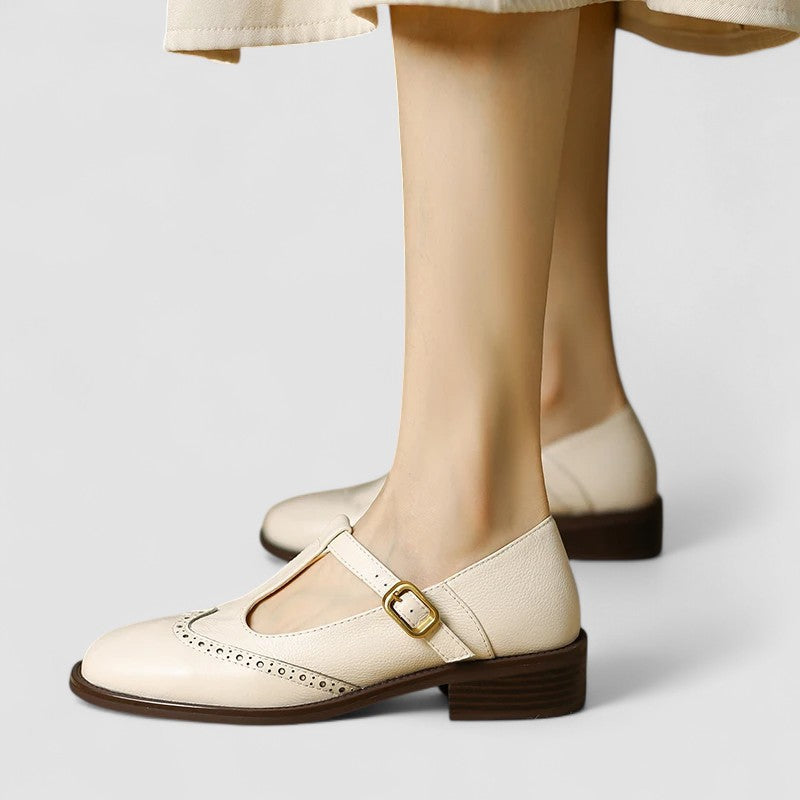 Chaussures bébé style Oxford Émilienne™ de Danoir Paris en beige, vue de face avec lacets et semelle en caoutchouc.