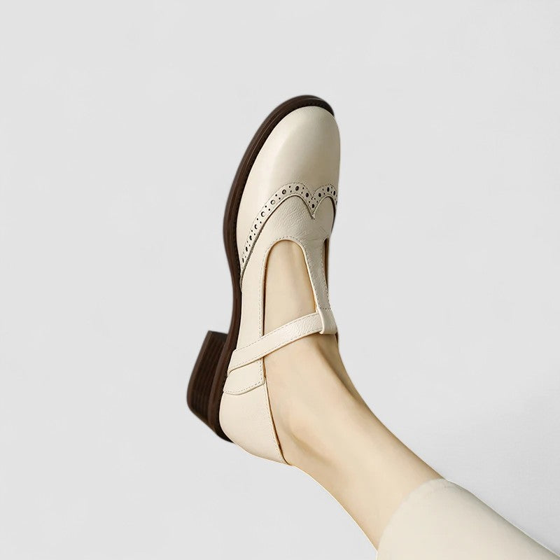 Chaussures bébé Émilienne™ Babies Style Oxford de Danoir Paris en beige, vues de côté avec lacets et semelle en cuir.