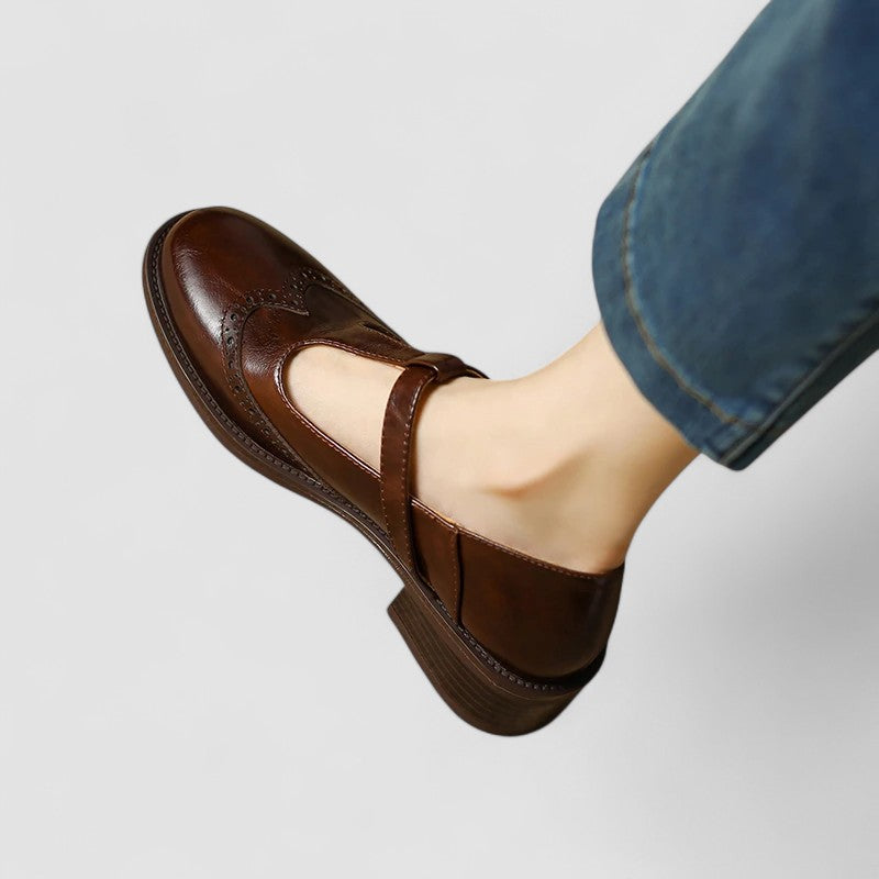 Chaussures bébés style Oxford Émilienne™ de Danoir Paris en beige avec lacets, vue de face.