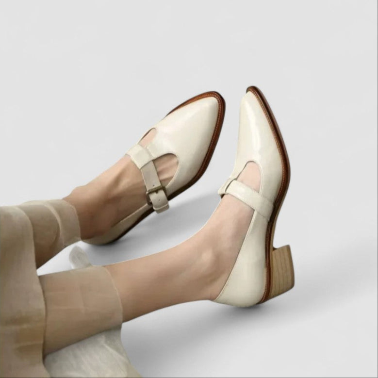 Chaussures bébé Danoir Paris Séraphine™ à bout pointu beige, en cuir doux pour petits pieds.