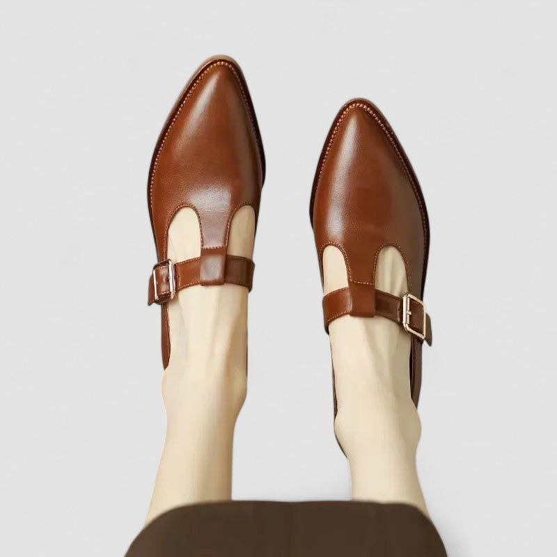 Chaussures pour bébé Danoir Paris Séraphine™ à bout pointu, beige, en cuir souple, pour petits pieds élégants.