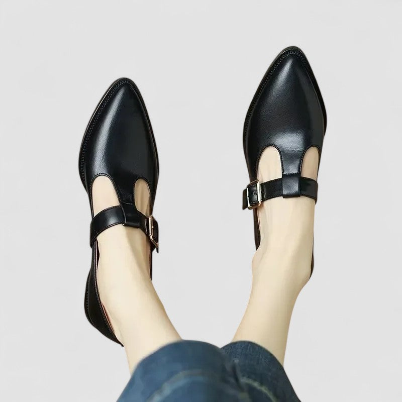 Chaussures bébé Danoir Paris Séraphine™ à bout pointu, en beige, en cuir souple, pour petits pieds élégants et confortables.