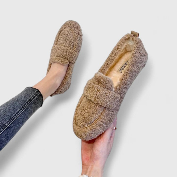Chaussons chauds Danoir Paris beige, design élégant et confortable pour garder les pieds au chaud.