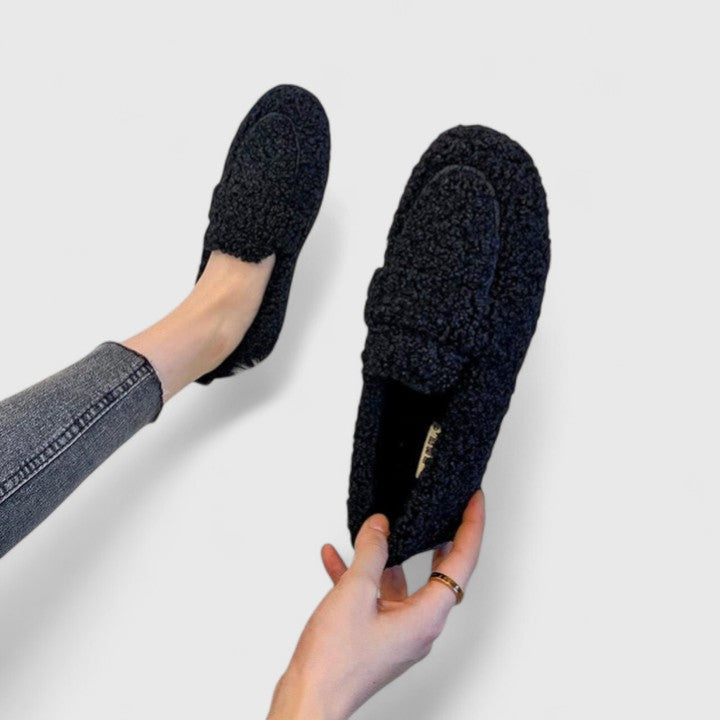 Chaussons chauds Danoir Paris beige élégants, confortables et doux pour un style cozy et chic.