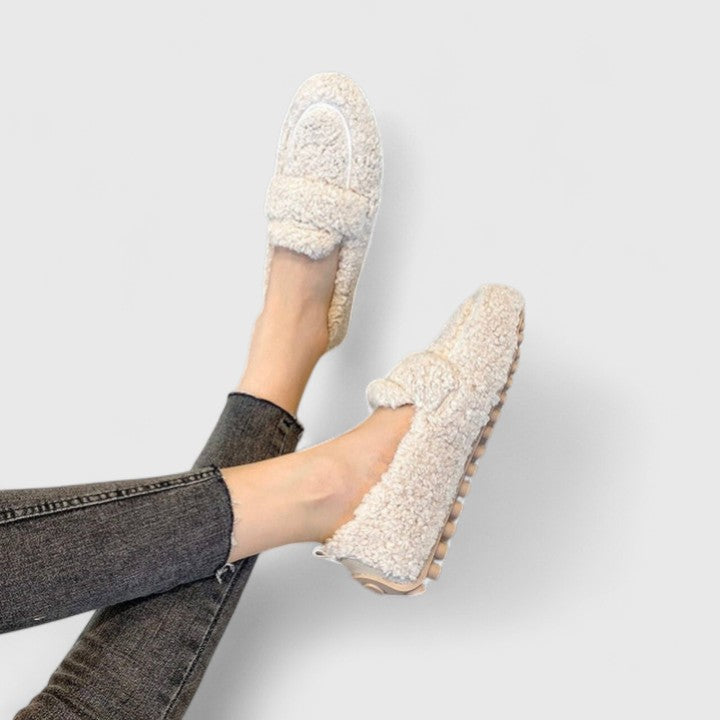Chaussons chauds Danoir Paris beige avec design élégant, confortables et doux pour le confort à la maison.