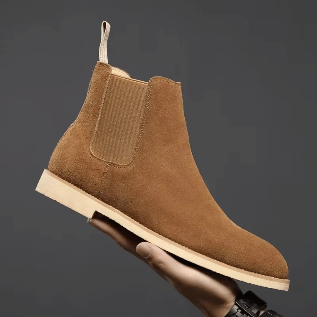 Bottes Chelsea en daim beige Bradley de Danoir Paris, pointure 38, avec design élégant et semelle souple.