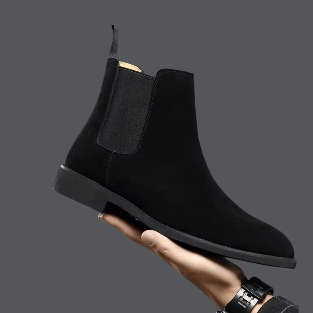 Bottes Chelsea en daim beige Bradley de Danoir Paris, chaussures élégantes pour femmes en style classique.