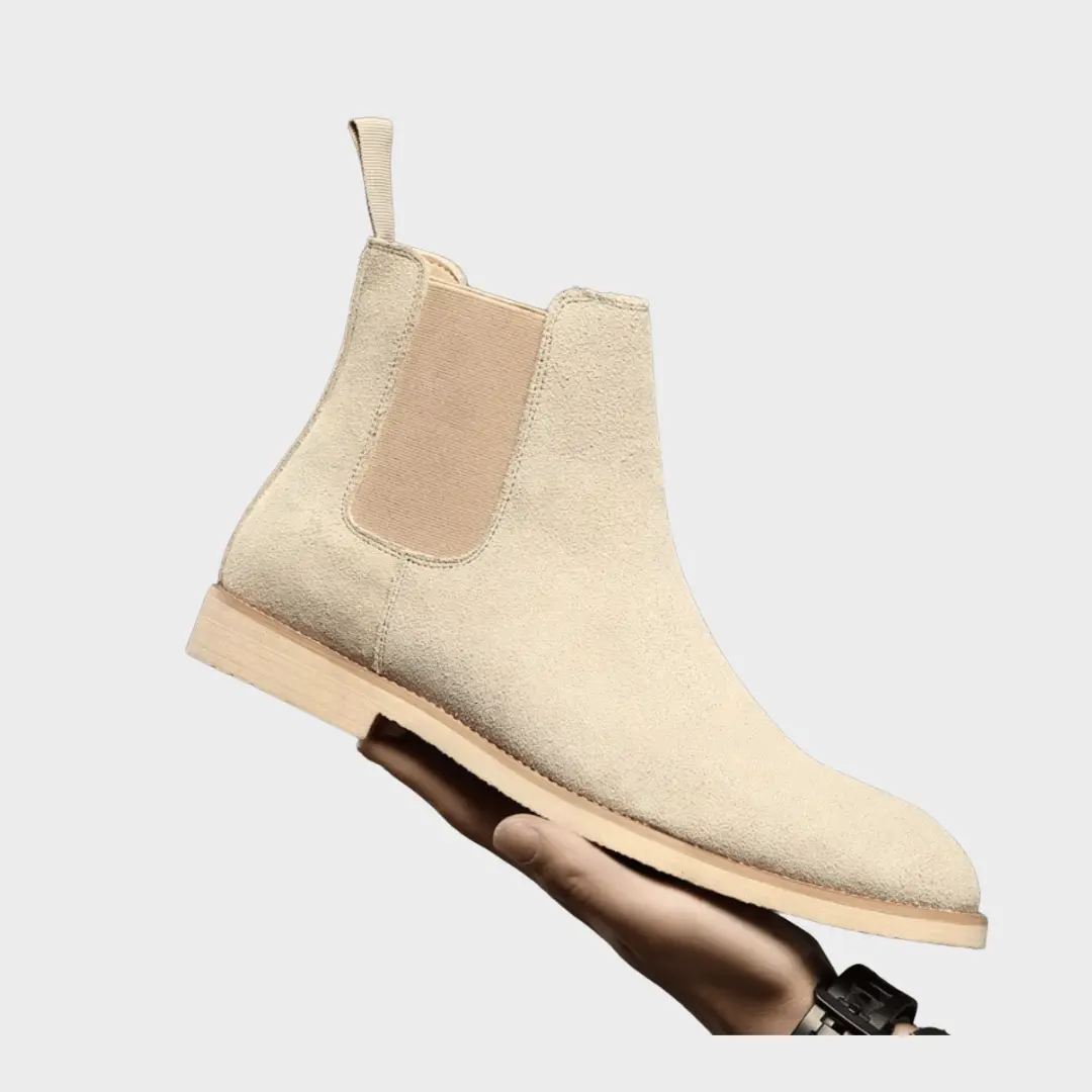 Bottes Chelsea en daim beige Bradley de Danoir Paris, pointure 38, avec semelle noire et style élégant.