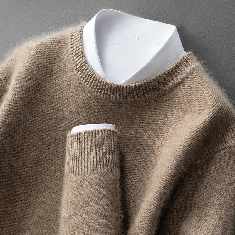 Pull doux et chaud Andrzej beige caramel de Danoir Paris, en laine confortable, porté sur un mannequin.