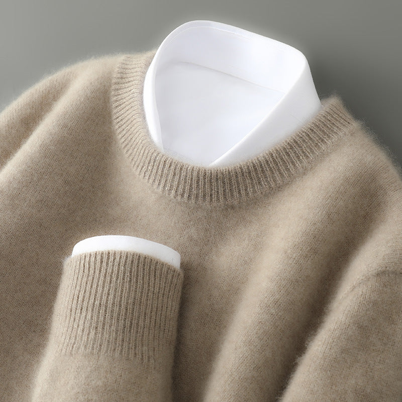 Pull doux et chaud Andrzej de Danoir Paris en maille beige caramel, porté sur mannequin, détails du tissu visible.