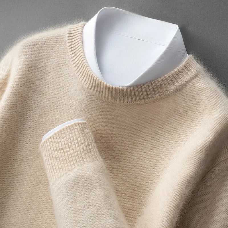 Pull doux et chaud Andrzej de Danoir Paris en beige caramel, vue en gros plan sur la texture du tissu.