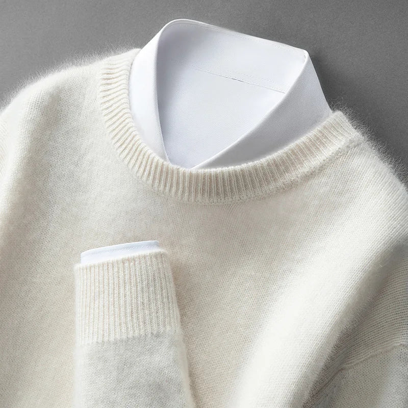 Pull doux et chaud Andrzej de Danoir Paris en beige caramel, doux tissu et coupe confortable pour l'hiver.