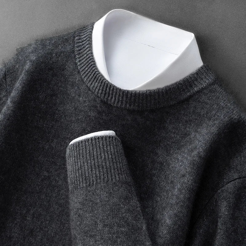 Pull Danoir Paris Andrzej beige chaud et doux, en laine, porté sur un mannequin.