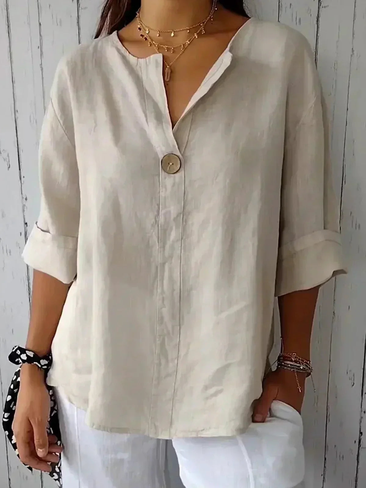 Blouse décontractée élégante Freja de Danoir Paris en tissu beige, vue en gros plan sur le détail du col et des manches.