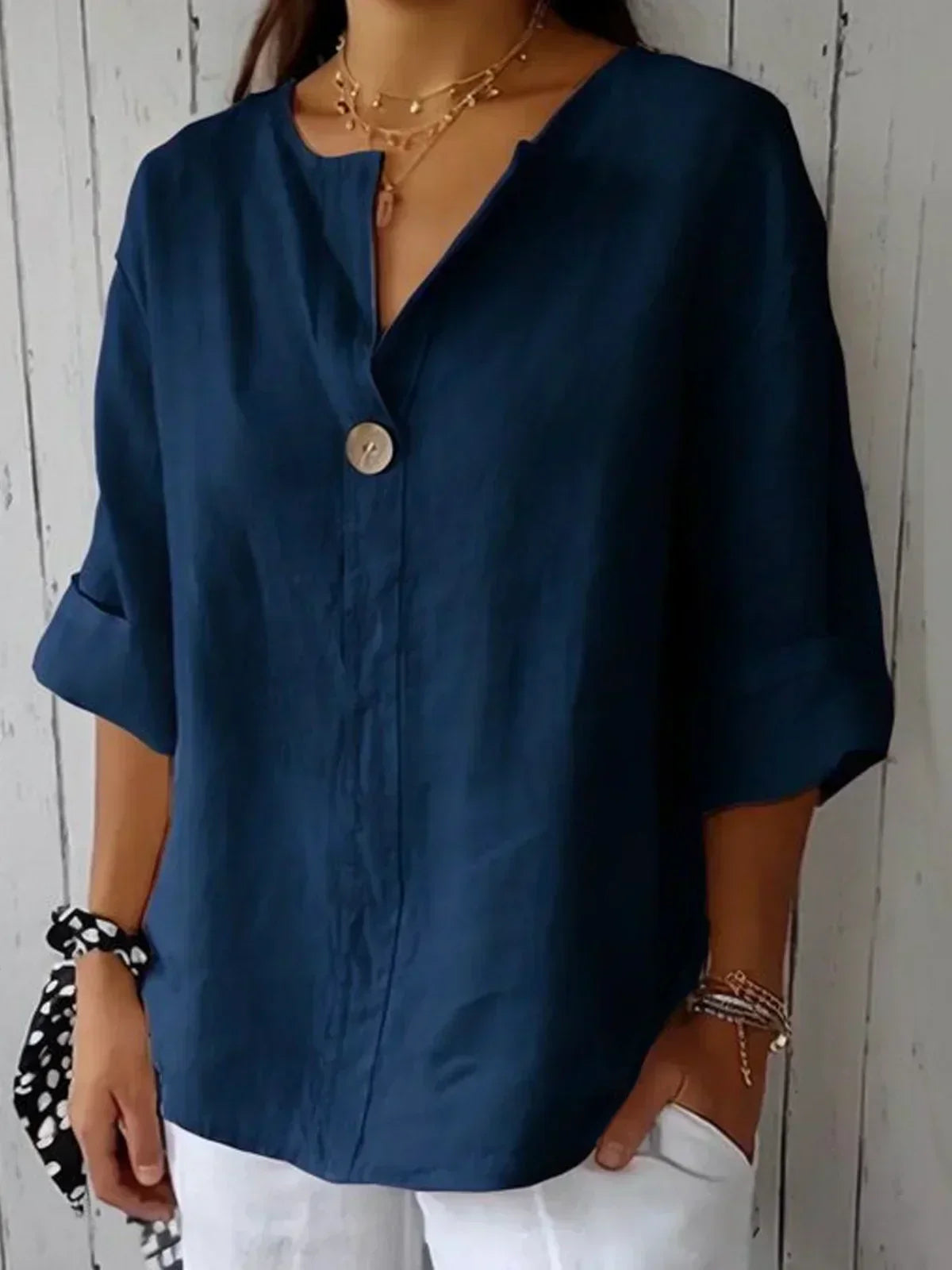 Blouse décontractée élégante Danoir Paris, modèle Freja en tissu beige, portée sur une mannequin.