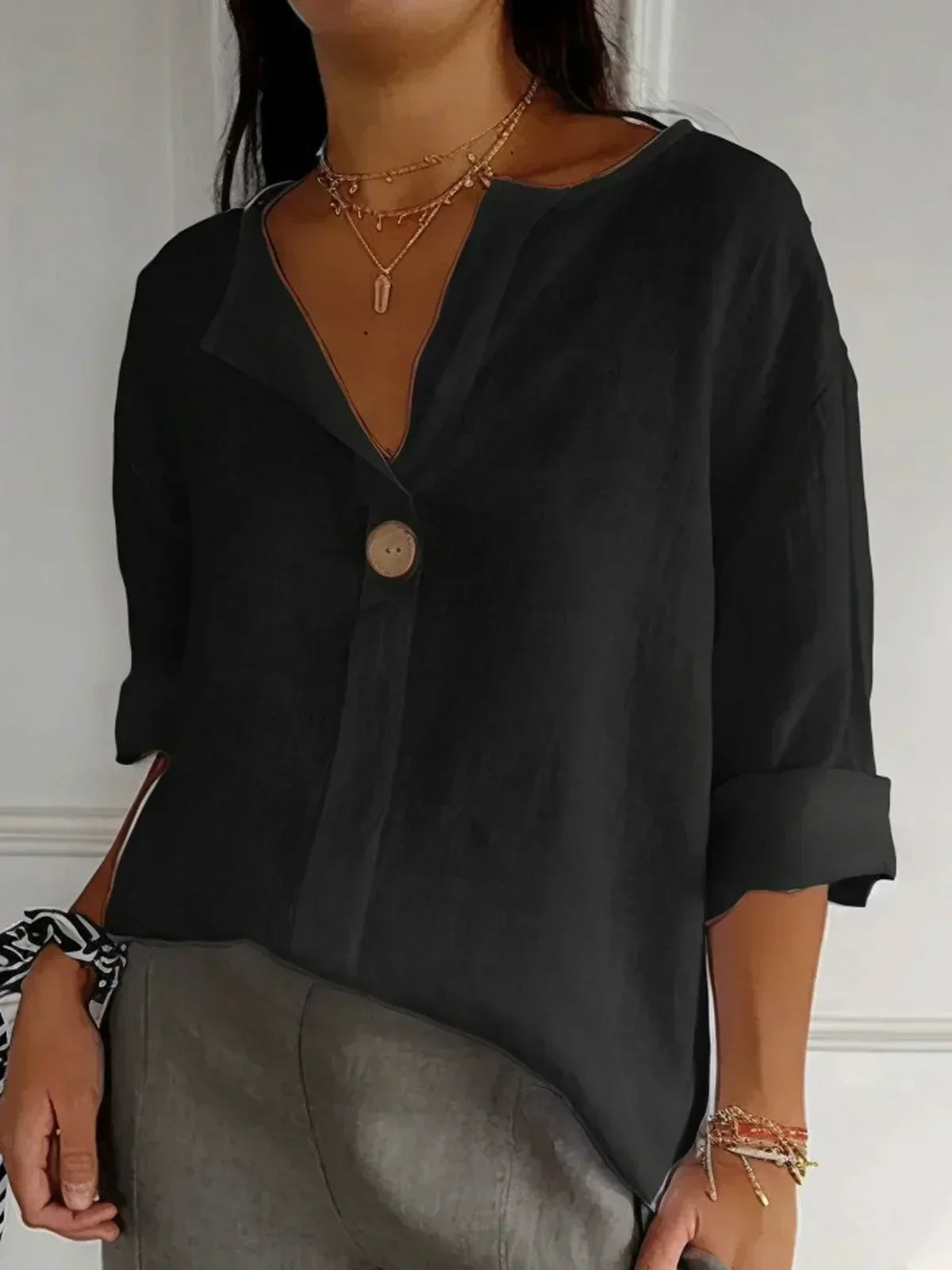 Blouse décontractée élégante Freja de Danoir Paris en beige, visible avec détails de tissu léger et style moderne.
