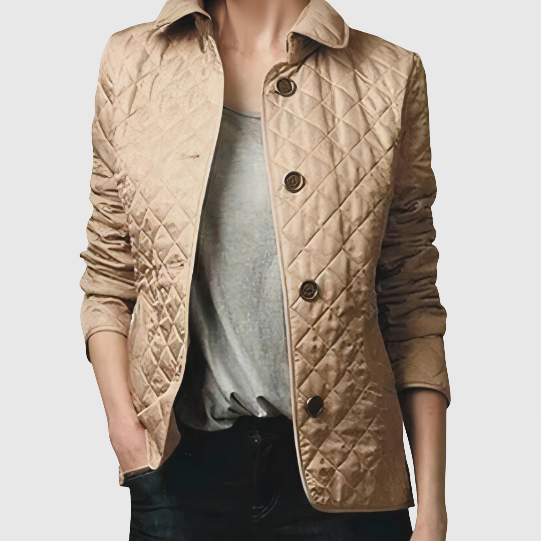 Veste d'automne beige Jennifer de Danoir Paris, légère et élégante, montrée sur mannequin.