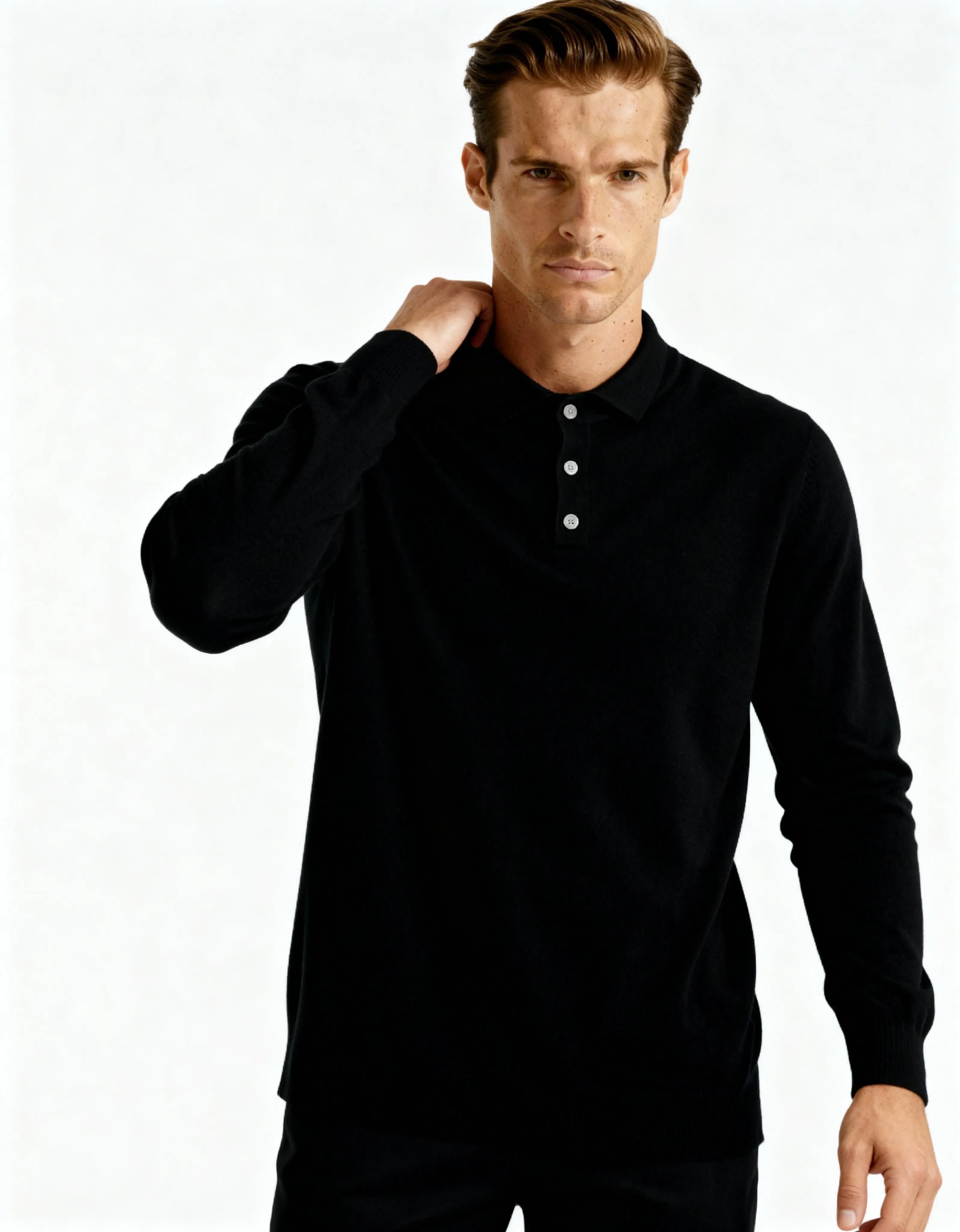 Polo en cachemire beige Danoir Paris, coupe classique, col en V, tissu doux et élégant, vue de face.