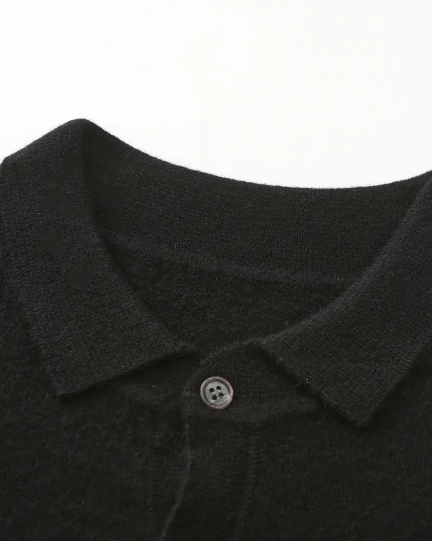 Polo en cachemire beige Danoir Paris avec col classique et manches longues, élégant et doux.