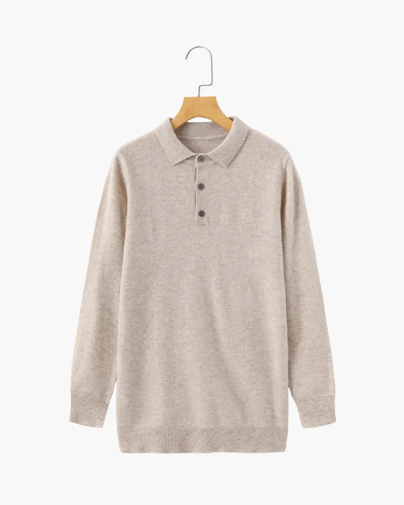 Polo en cachemire beige Danoir Paris, col classique, détail doux et élégant, parfait pour un look chic et confortable.
