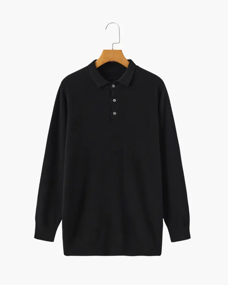 Pull polo en cachemire beige Danoir Paris, coupe classique, doux et élégant, porté sur un mannequin.