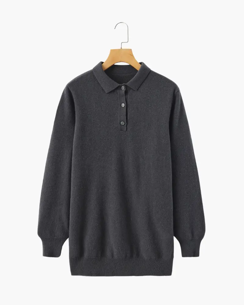 Polo en cachemire beige Danoir Paris, coupe classique, col en V, tissu doux et élégant, parfait pour un style chic et confortable.