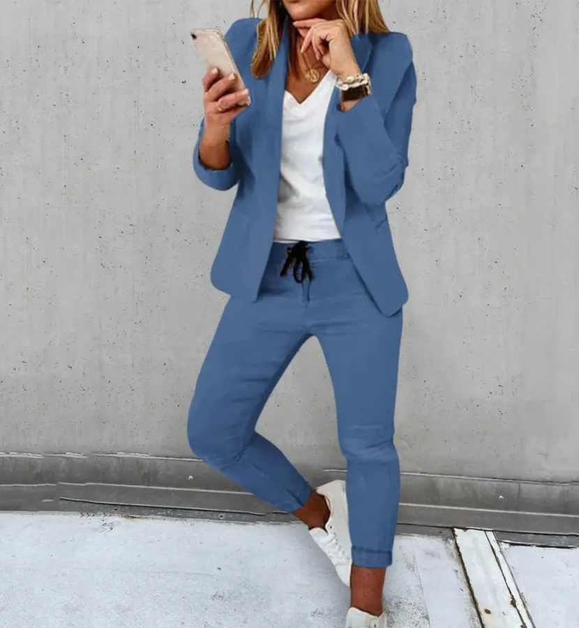 Ensemble chic moderne Bénédicte de Danoir Paris en beige, avec vêtements élégants et tendance, vue en gros plan.