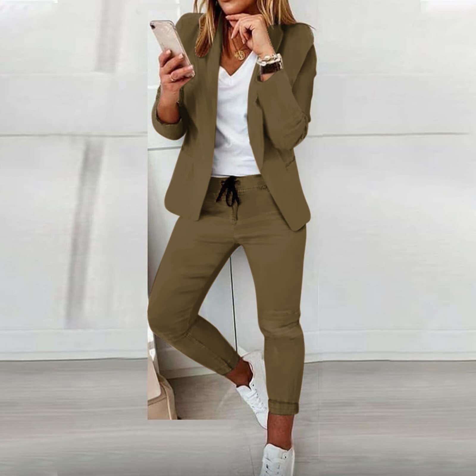 Ensemble chic moderne Bénédicte de Danoir Paris en beige, avec veste et pantalon élégants, porté sur mannequin.
