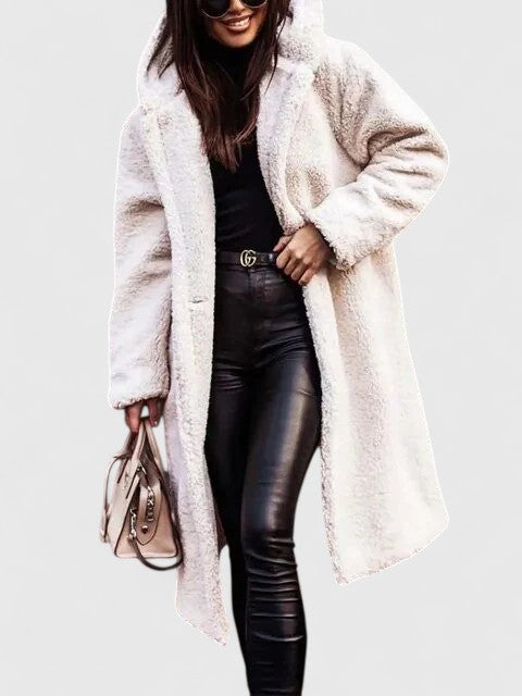Veste élégante beige Brionyssa de Danoir Paris, coupe chic, détail sophistiqué, portée décontractée ou habillée.