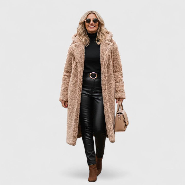 Veste élégante beige Brionyssa de Danoir Paris, tissu chic, coupe moderne, vue de face.