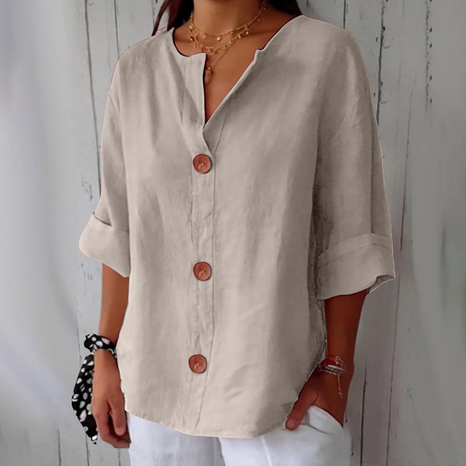 Blouse en lin beige Clara de Danoir Paris, style décontracté, vue de face, tissu léger et confortable.
