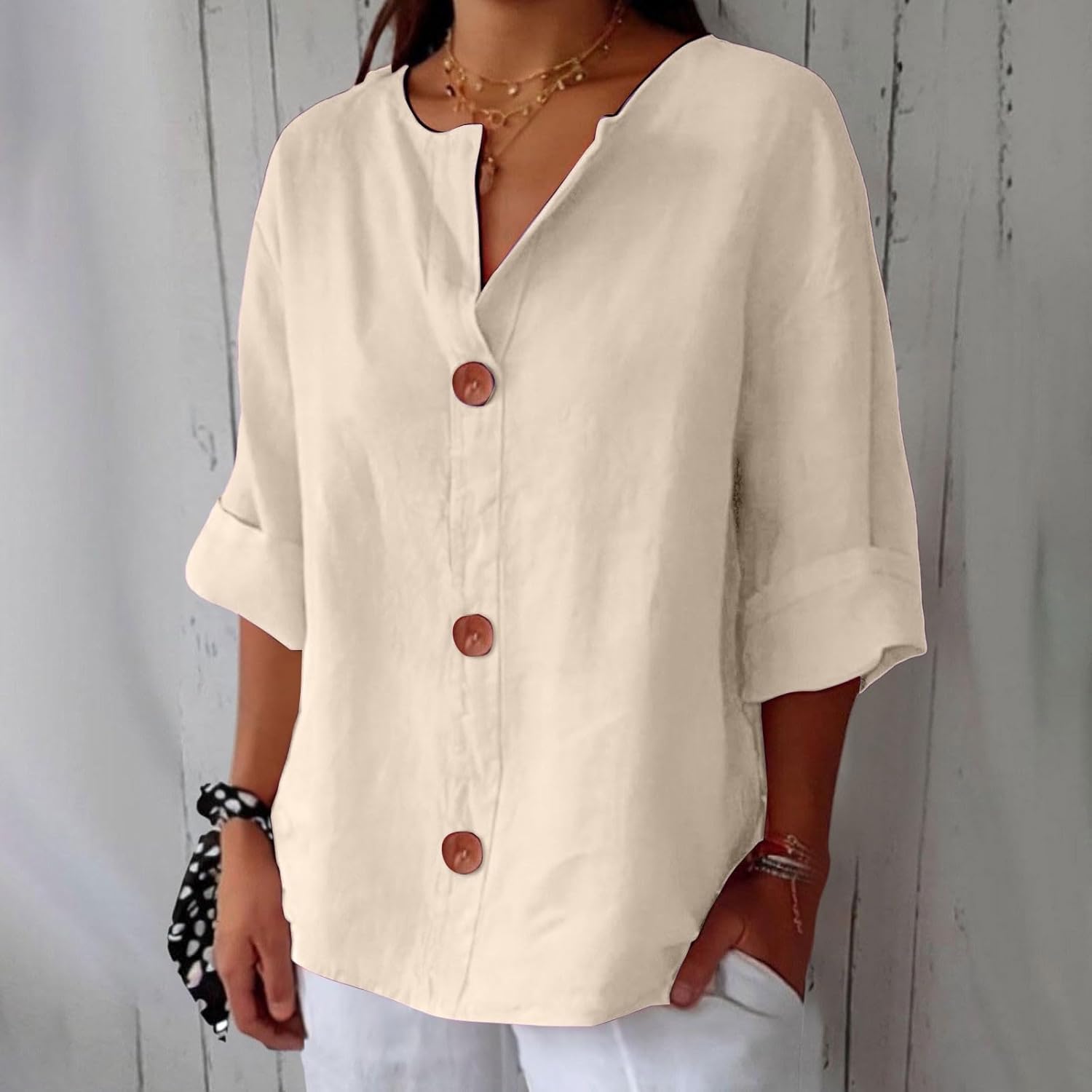 Blouse en lin beige Clara de Danoir Paris, vêtement décontracté pour femmes, vue de face sur un fond neutre.
