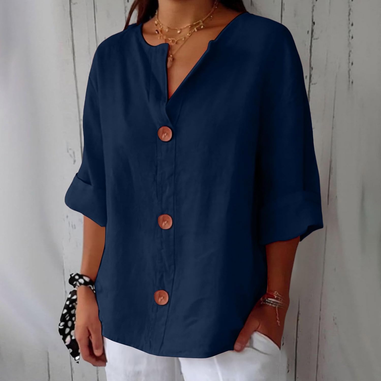 Blouse en lin beige Clara de Danoir Paris, vêtement décontracté pour femmes, avec coupe élégante et tissu léger.