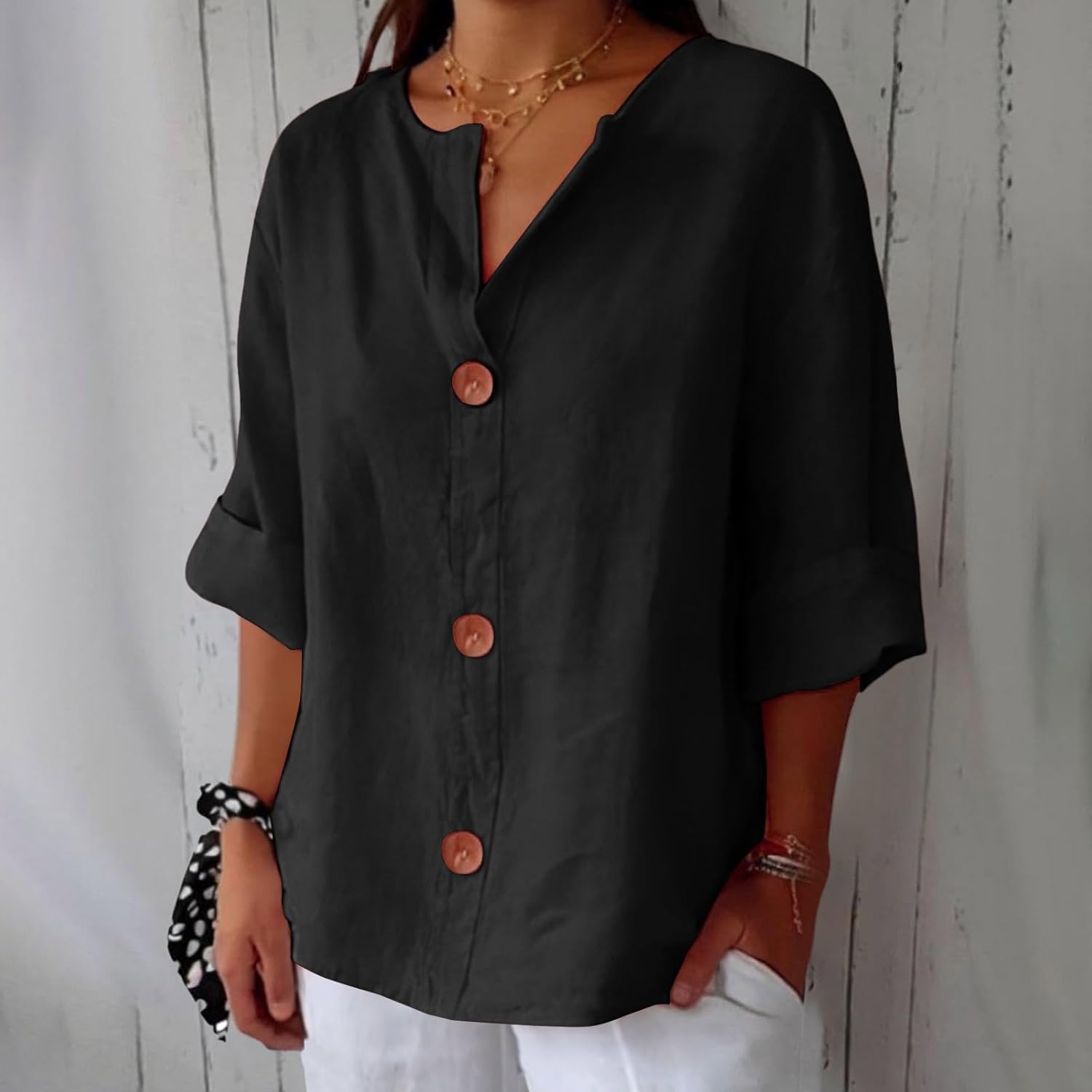 Blouse en lin beige Clara de Danoir Paris, vêtement décontracté pour femme, vue de face sur un fond neutre.