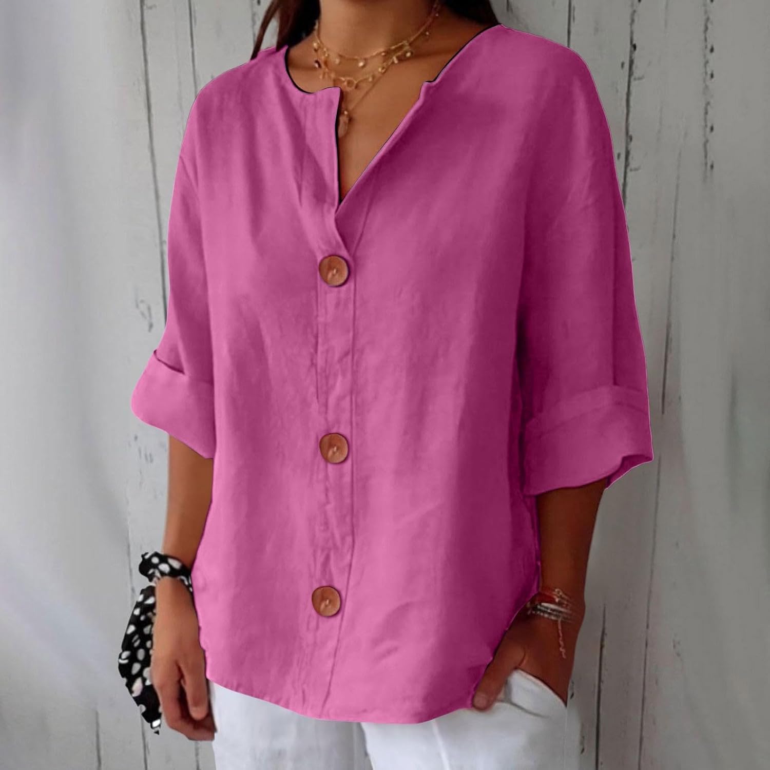 Blouse en lin beige Clara de Danoir Paris, décontractée, portée avec manches longues et coupe fluide, adaptée pour un style élégant et confortable.